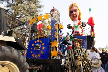 Foto de DOMIGLIARA, VERONA, ITALIA, FEBRERO, 2023: Espectacular transporte en el carnaval de Domigliara con Giorgia Meloni y Emmanuel Macron en una exhibición satírica - Imagen libre de derechos