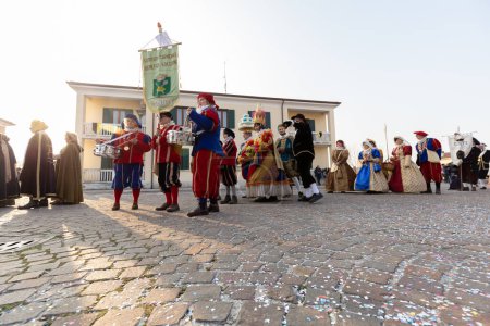 Foto de DOMIGLIARA, VERONA, ITALIA, FEBRERO, 2023: Uno de los carnavales más antiguos de Europa es el Carnaval de Verona, conocido como Bacanal del Gnoco - Imagen libre de derechos