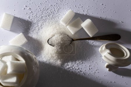 Foto de Una serena naturaleza muerta de azúcar sobre un fondo en blanco - Imagen libre de derechos