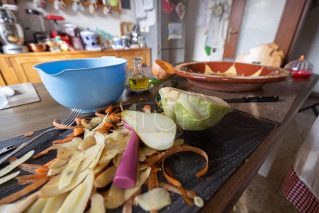 Foto de La piel de hortalizas sobre la mesa de la cocina - Imagen libre de derechos