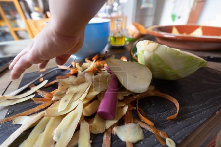 Foto de La piel de hortalizas sobre la mesa de la cocina - Imagen libre de derechos