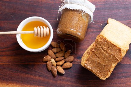 Téléchargez les photos : Délicieuse tartinade d'amlu sur pain grillé aux amandes aux noix et au miel doux - en image libre de droit