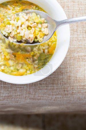 Foto de Primer plano de la confortante sopa de grano entero - Imagen libre de derechos