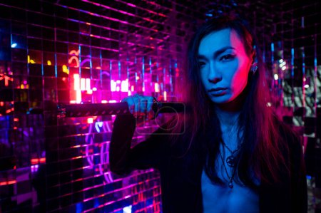 Téléchargez les photos : Studio lumière néon transgenre masculin. asiatique avec samouraï épée - en image libre de droit
