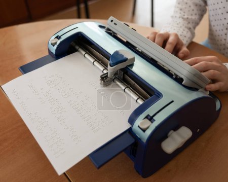 Téléchargez les photos : Femme aveugle utilisant une machine à écrire en braille - en image libre de droit