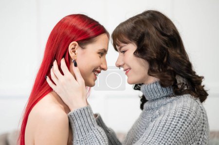 Téléchargez les photos : Jeunes femmes caucasiennes embrassant tendrement. Relations homosexuelles - en image libre de droit