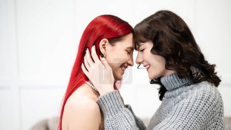Téléchargez les photos : Jeunes femmes caucasiennes embrassant tendrement. Relations homosexuelles - en image libre de droit