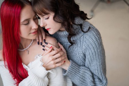 Téléchargez les photos : Portrait de jeunes femmes caucasiennes en couple. LGBT - en image libre de droit