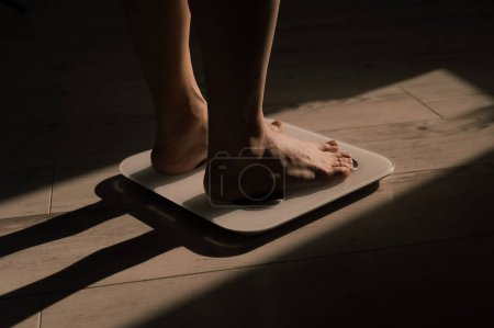 Foto de Primer plano de las piernas femeninas en balanzas electrónicas - Imagen libre de derechos