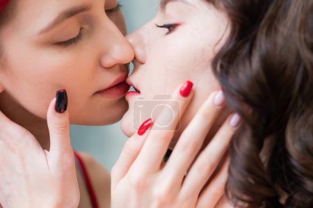 Nahaufnahme Porträt küssender kaukasischer Frauen. Gleichgeschlechtliche Liebe
