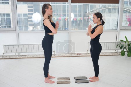 Téléchargez les photos : Deux femmes caucasiennes méditent avant de pratiquer le clouage sur des planches sadhu - en image libre de droit