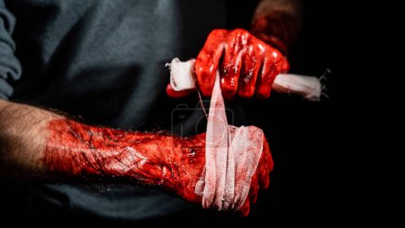 Foto de Un hombre cubierto de vendas de sangre sus manos - Imagen libre de derechos