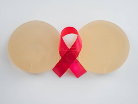Foto de Implantes mamarios y cinta de satén. Símbolo de conciencia del cáncer de mama - Imagen libre de derechos