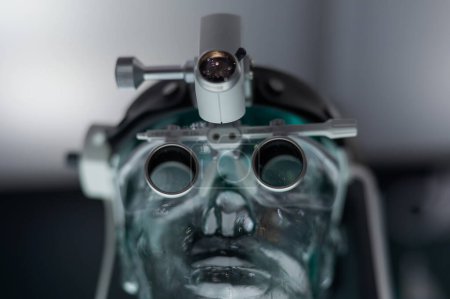 Téléchargez les photos : Dentists microscope on a transparent mannequin at a medical exhibition - en image libre de droit