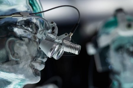 Téléchargez les photos : Dentists microscope on a transparent mannequin at a medical exhibition - en image libre de droit