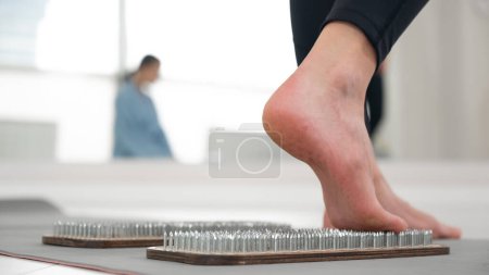 Foto de Una mujer baja de las tablas de sadhu. Primer plano de los pies con impresiones después de las uñas - Imagen libre de derechos