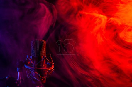 Professionelles Mikrofon in rot-blauem Rauch auf schwarzem Hintergrund
