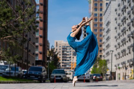 Téléchargez les photos : Belle ballerine asiatique dansant en plein air. Paysage urbain - en image libre de droit