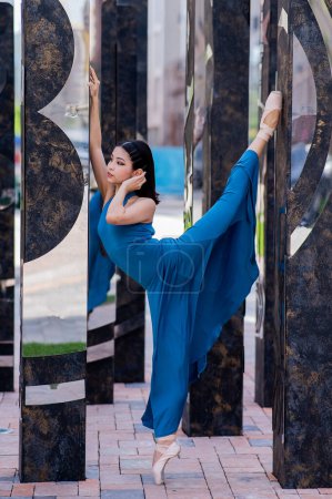 Téléchargez les photos : Belle ballerine asiatique en robe bleue et chaussures pointe posant à l'extérieur - en image libre de droit