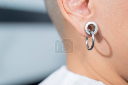 Téléchargez les photos : Gros plan d'une oreille de femme avec un petit tunnel - en image libre de droit
