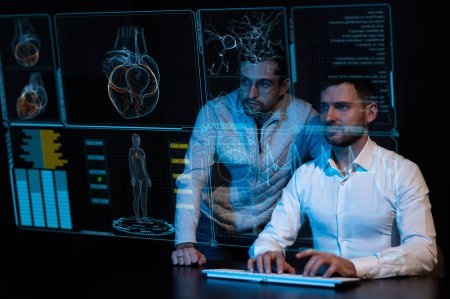 Téléchargez les photos : Deux hommes barbus caucasiens regardent et discutent des données sur l'écran médical du menu virtuel. Lectures sur le moniteur de survie - en image libre de droit