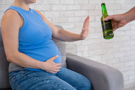 Téléchargez les photos : Une femme enceinte refuse la bière - en image libre de droit