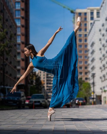 Belle ballerine asiatique dansant en plein air. Paysage urbain