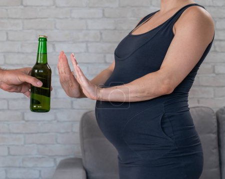Téléchargez les photos : Une femme enceinte refuse la bière - en image libre de droit