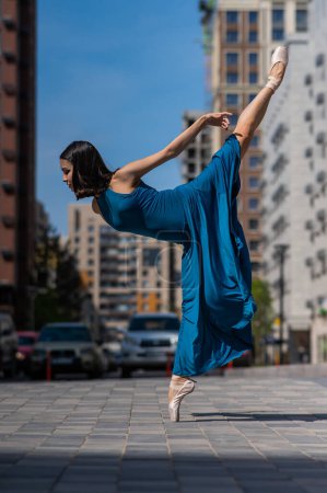Foto de Hermosa bailarina asiática bailando al aire libre. Paisaje urbano - Imagen libre de derechos