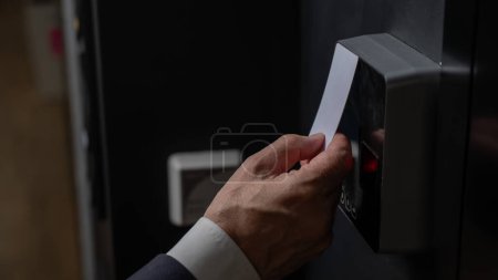 Téléchargez les photos : Un homme ouvre la porte avec une carte. Serrure électronique moderne. Entrée sans clé. - en image libre de droit
