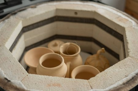 Keramisches Geschirr in einem speziellen Ofen. Keramikschule