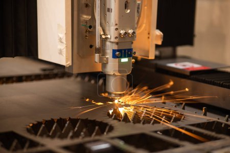 Téléchargez les photos : Machine de découpe laser en métal. Travail des métaux automatisé sûr - en image libre de droit