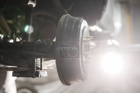Téléchargez les photos : Gros plan sur les freins à tambour d'une voiture - en image libre de droit