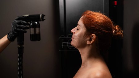 Foto de Retrato de una mujer pelirroja sometida a un procedimiento de bronceado instantáneo - Imagen libre de derechos