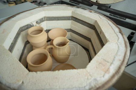 Keramisches Geschirr in einem speziellen Ofen. Keramikschule