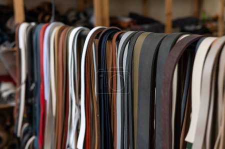 Blanks pour ceintures en cuir dans un atelier de tanneuses