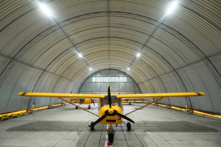 Gelber Flugzeugsegler im Hangar