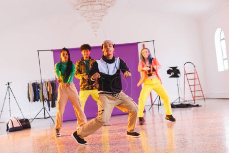 Bild einer Gruppe verschiedener weiblicher und männlicher Hip-Hop-Tänzer, die an einem Fotoshooting teilnehmen. Tanz, Rhythmus, Bewegung und Trainingskonzept.