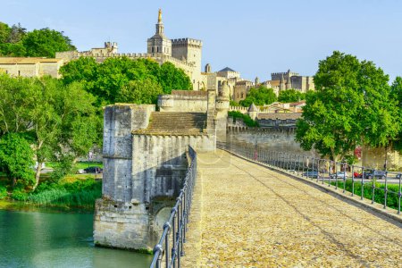 Téléchargez les photos : Pont Saint-Benezet, Palais des Papes et Rhône à Avignon, Provence, France - en image libre de droit