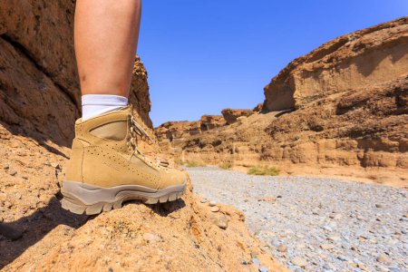 Foto de Sesriem, Sossusvlei, Namibia - 30 de septiembre de 2018: Un turista en los zapatos de la reconocida marca Meindl. Zapatillas de montaña, escalada y trekking. - Imagen libre de derechos