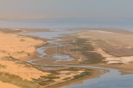 Foto de La parte norte del desierto de Namib en el Parque Nacional Namib-Naukluft de Namibia. Desierto frente a la costa del Océano Atlántico, Walvis Bay. Swakopmund, Namibia. - Imagen libre de derechos