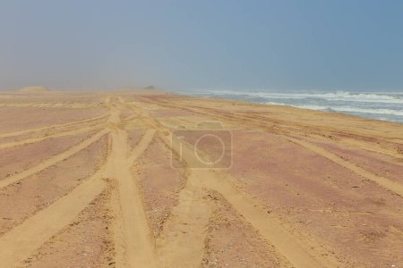 Foto de Olas ásperas del Océano Atlántico frente a la costa de Namibia. La parte norte del desierto de Namib en el Parque Nacional Namib-Naukluft de Namibia. Walvis Bay. Swakopmund, Namibia. - Imagen libre de derechos