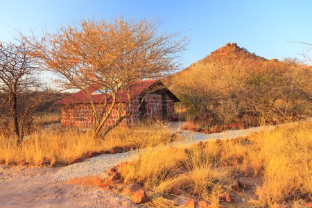 Foto de Edificio anexo de ladrillo rojo en el Camping Waterberg Plateau. Montaña al fondo. Namibia. - Imagen libre de derechos