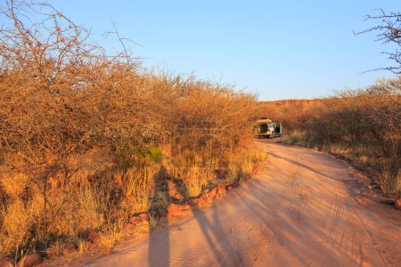 Foto de Típico coche de alquiler 4x4 en Namibia equipado con equipo de camping y una tienda de campaña en el camping. Camping Waterberg Plateau, Namibia. - Imagen libre de derechos