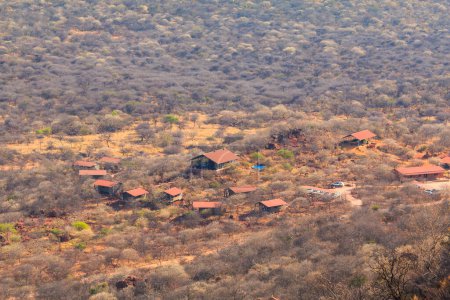 Foto de Los tejados rojos de Waterberg Plateau Lodge en Namibia se encuentran en lo alto de la ladera de Waterberg con vistas al interminable Kalahari. Namibia. - Imagen libre de derechos