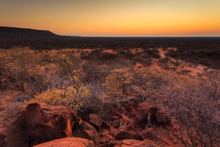 Foto de Waterberg Plateau National Park, Kalahari, Otjiwarongo, Namibia, África. Hermoso paisaje africano. Formación rocosa. Amanecer. - Imagen libre de derechos