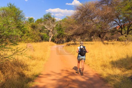 Foto de Waterberg - 09 octubre 2018: Girl on the Andersson Trail in Waterberg Plateau National Park, Kalahari, Otjiwarongo, Namibia, Africa. Hermoso paisaje africano. - Imagen libre de derechos