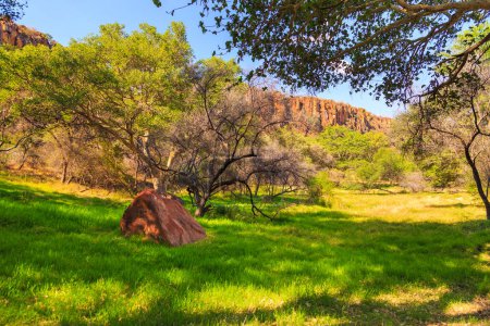 Foto de Waterberg Plateau National Park, Kalahari, Otjiwarongo, Namibia, África. Hermoso paisaje africano. Formación rocosa. - Imagen libre de derechos