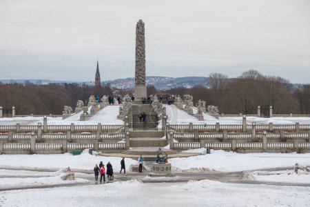 Téléchargez les photos : Norvège, Oslo - 17 février 2019 : Vue du monolithe du Frogner Park, sculpture réalisée par Gustav Vigeland. Parc public de la capitale norvégienne. - en image libre de droit