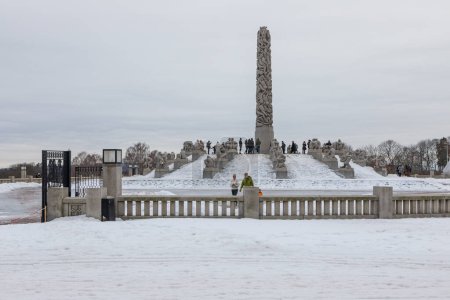 Téléchargez les photos : Norvège, Oslo - 17 février 2019 : Vue du monolithe du Frogner Park, sculpture réalisée par Gustav Vigeland. Parc public de la capitale norvégienne. - en image libre de droit